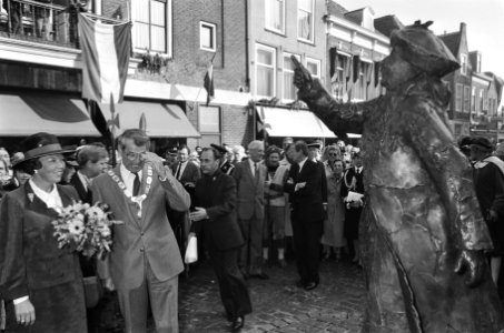 Streekbezoek Koningin Beatrix aan Rozenburg en Voorne Putten Hare Majesteit (l, Bestanddeelnr 933-4602