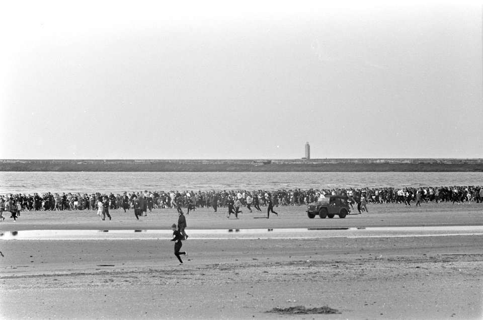 Strandloop in IJmuiden, meer dan 5000 deelnemers tijdens start, Bestanddeelnr 921-0787