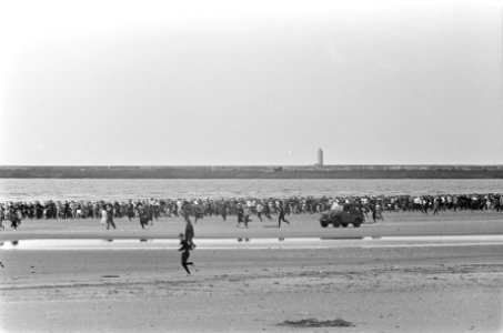 Strandloop in IJmuiden, meer dan 5000 deelnemers tijdens start, Bestanddeelnr 921-0787