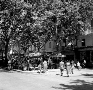 Straatbeeld met caféterasje en voetgangers, Bestanddeelnr 254-0793