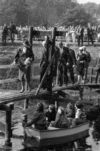 Streekbezoek Koningin Beatrix aan Rozenburg en Voorne Putten over steiger lan , Bestanddeelnr 933-4601