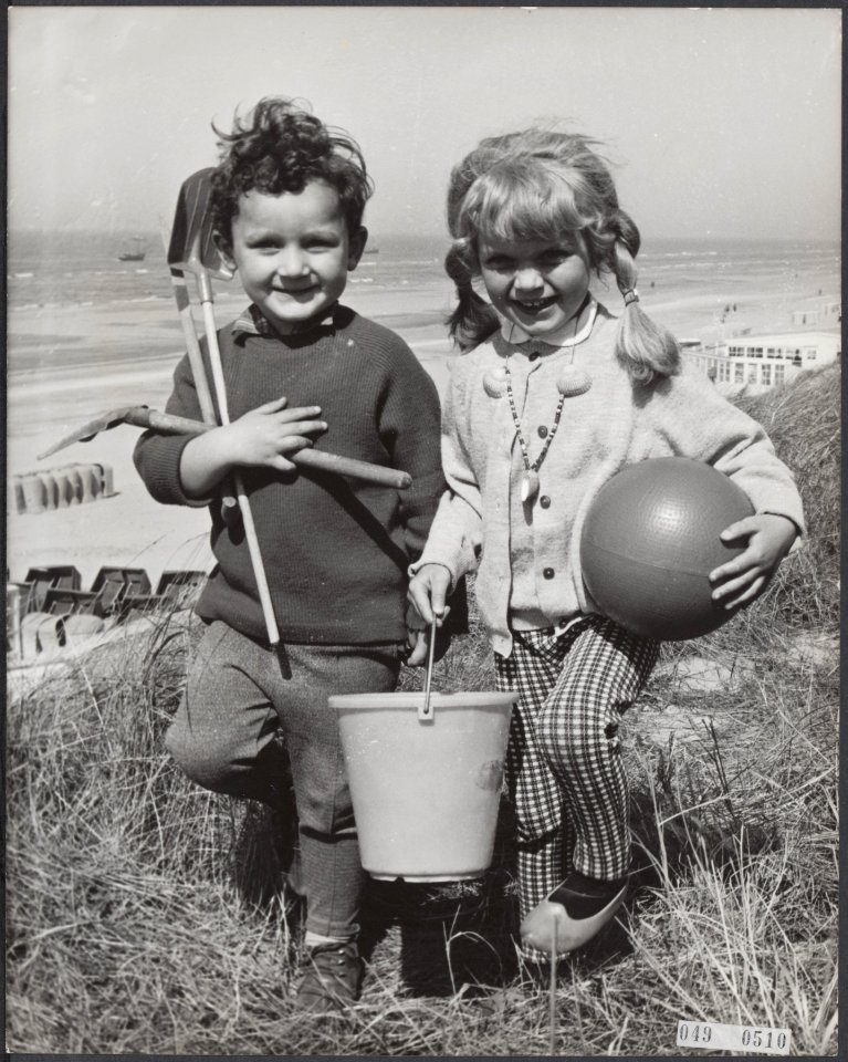 Stranden, kinderen, speelgoed, voorjaar, Joeke, Bestanddeelnr 049-0510