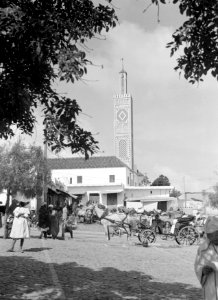 Straatbeeld in Tanger met een moskee en minaret op de achtergrond, Bestanddeelnr 191-0181
