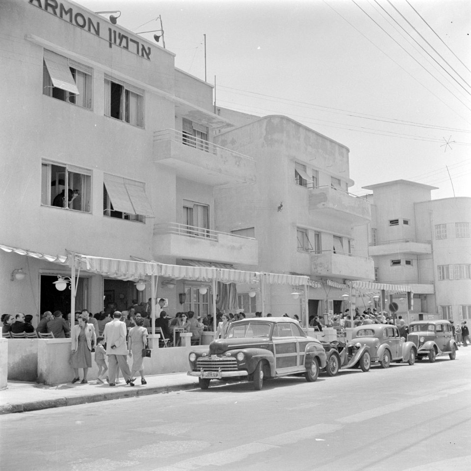 Straatbeeld met het zicht op het terras van hotel Armon in Tel Aviv met enkele g, Bestanddeelnr 255-1348