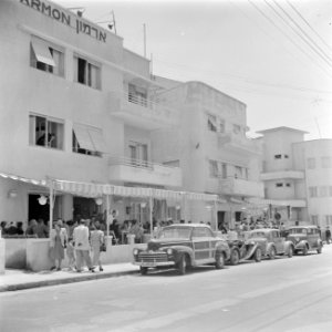 Straatbeeld met het zicht op het terras van hotel Armon in Tel Aviv met enkele g, Bestanddeelnr 255-1348
