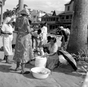 Straatbeeld met Javaanse straatverkoper in de Jodenbreestraat in Paramaribo, Bestanddeelnr 252-4967