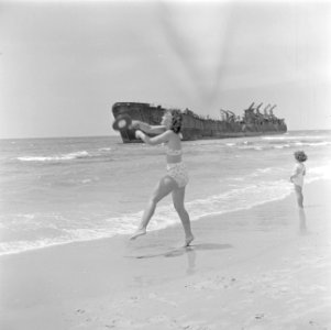 Strand bij de strandboulevard van Tel Aviv met een dame in badkostuum tijdens he, Bestanddeelnr 255-1374