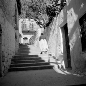 Straatbeeld met trappen in de kunstenaarskolonie bij Safad (Safed), Bestanddeelnr 255-3983