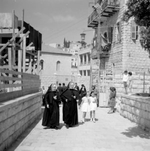 Straatbeeld met wandelende nonnen en kinderen, Bestanddeelnr 255-3284 photo