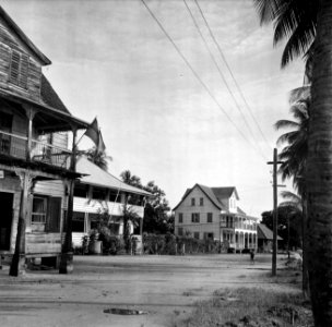Straat in Albina in Suriname, Bestanddeelnr 252-6631