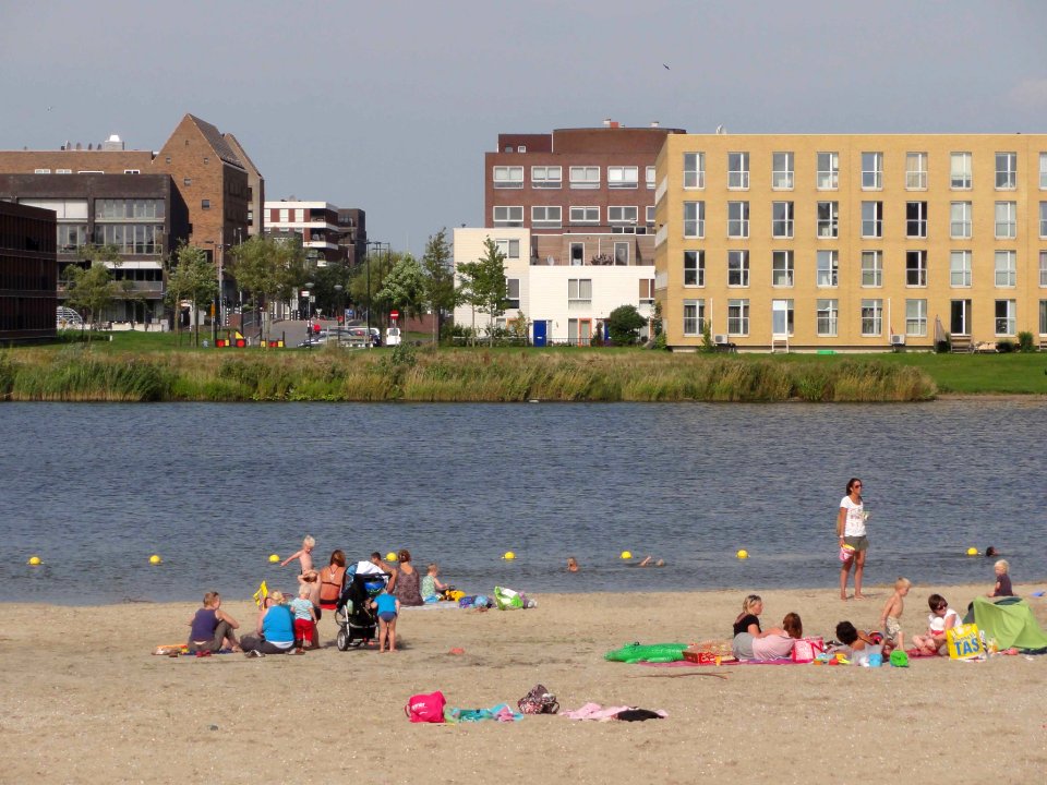 Strand Diemerpark met IJburg