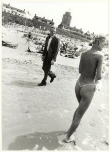 Strand bij Zandvoort kijken en bekeken worden. NL-HlmNHA 54015494