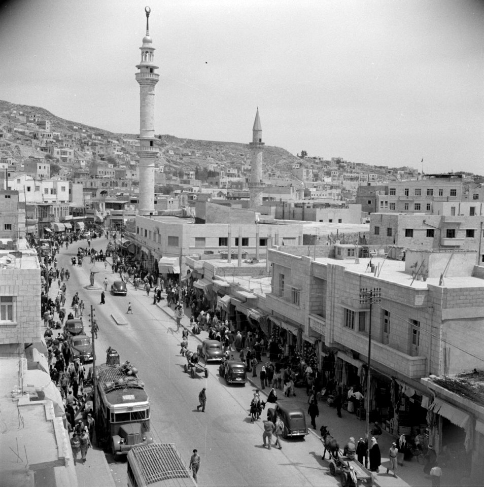 Straatbeeld van de Prince Fallal street in Amman op de achtergrond de King Husse, Bestanddeelnr 255-5012
