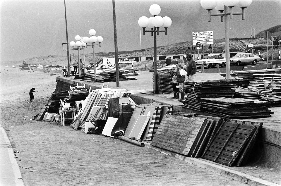 Strandtenten opgeslagen op boulevard van Scheveningen in verband met het slechte, Bestanddeelnr 932-1000