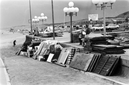 Strandtenten opgeslagen op boulevard van Scheveningen in verband met het slechte, Bestanddeelnr 932-1000
