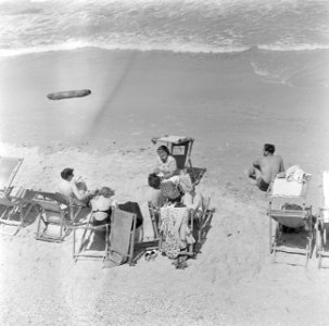 Strand bij de strandboulevard van Tel Aviv op sabbathmorgen met strandstoelen e…, Bestanddeelnr 255-1371