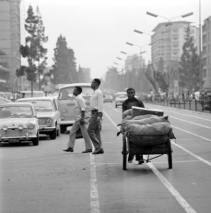 Straatbeelden in Kinshasa, bakfiets in de straten, Bestanddeelnr 926-7693