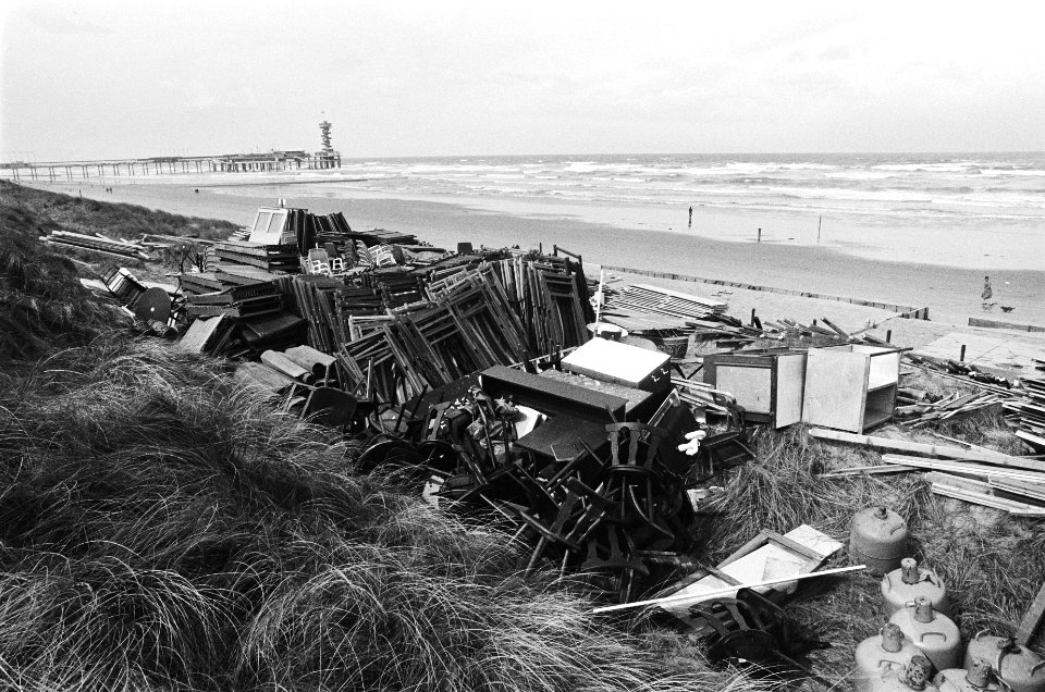 Strandtenten opgeslagen op boulevard van Scheveningen in verband met het slechte, Bestanddeelnr 932-1001