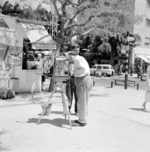 Straatfotograaf is pasfoto's aan het maken, Bestanddeelnr 255-1839