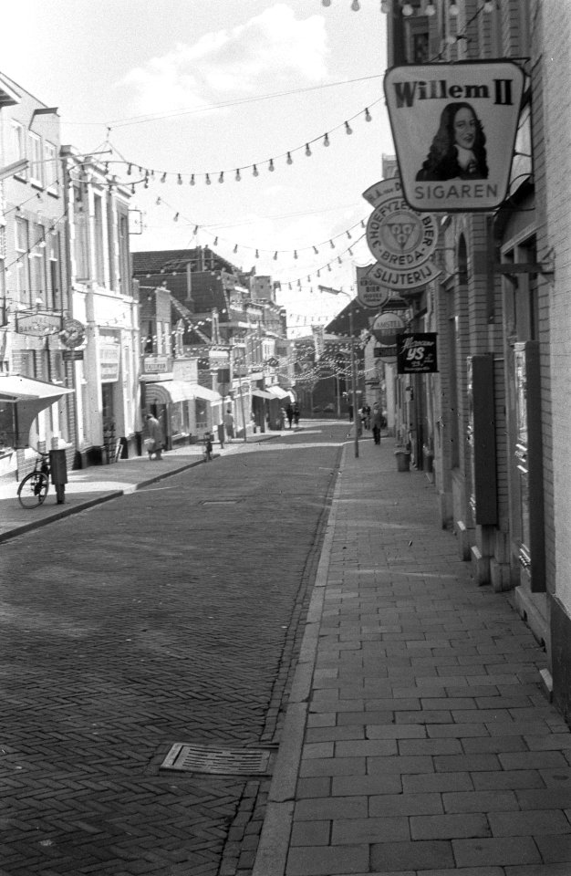 Strandleven in Zandvoort loopt ten einde. De Kerkstraat in alle rust, Bestanddeelnr 911-6285