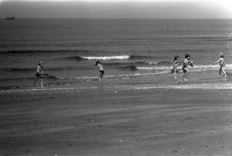 Strandleven Zandvoort, mensen op het strand, Bestanddeelnr 926-4192