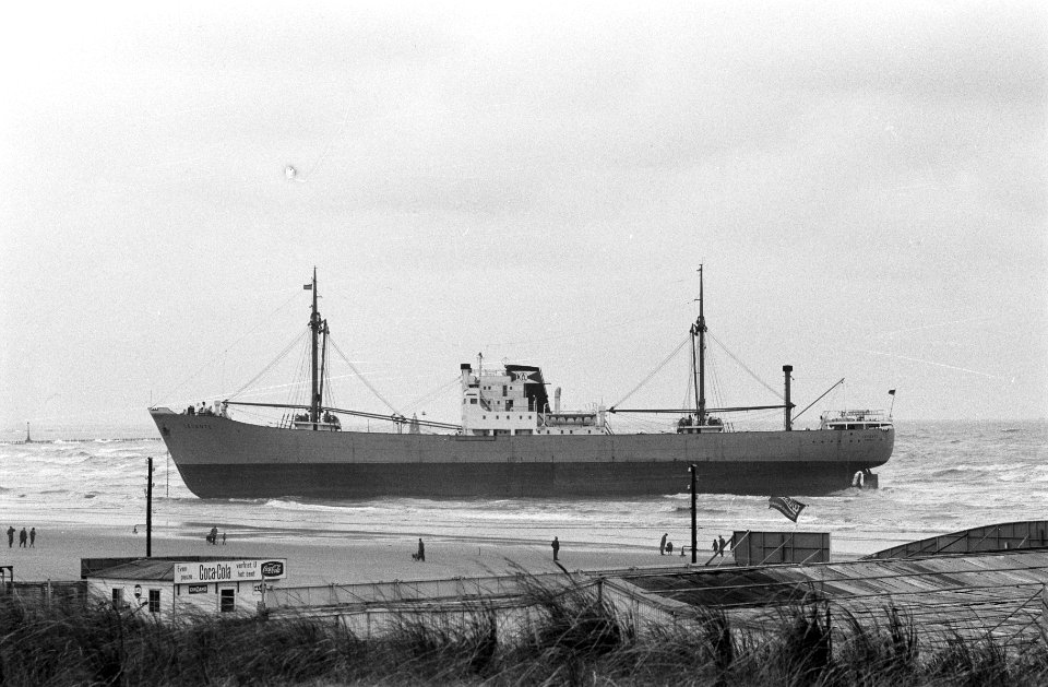 Stranding Levante op strand bij Hoek van Holland, Bestanddeelnr 912-9044