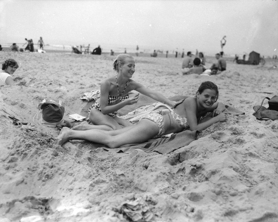 Strandleven te Scheveningen, Frau Erika Mucher met dochter, Bestanddeelnr 909-7876