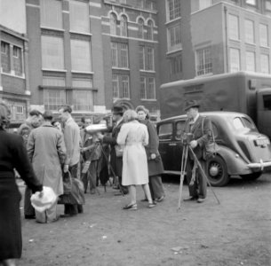 Straatfotografen en hun klanten op de markt, Bestanddeelnr 191-0981