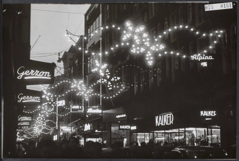 Straatbeelden, sinterklaasfeesten, illuminaties, sint nicolaas, Kalverstraat, Bestanddeelnr 073-0151
