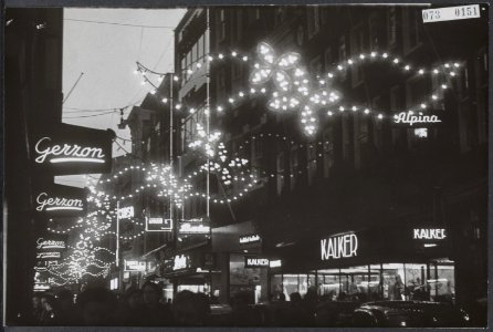 Straatbeelden, sinterklaasfeesten, illuminaties, sint nicolaas, Kalverstraat, Bestanddeelnr 073-0151