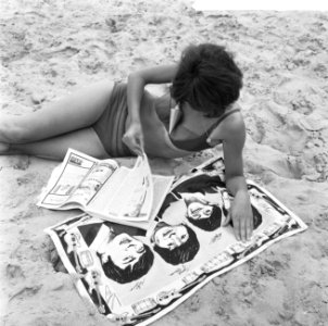 Strandmode 1964, nieuwste op gebied van zonnebrandolie, kokertje, Bestanddeelnr 916-4559
