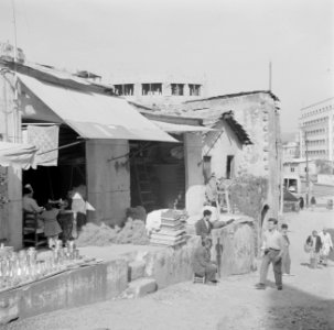 Straatbeeld met kleine winkels in Beiroet, Bestanddeelnr 255-6254