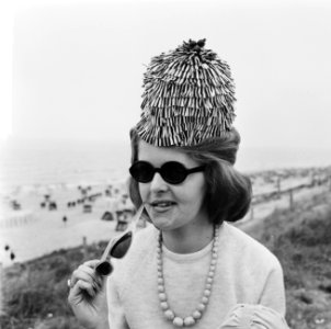 Strandmode 1964, raffiabadmuts, Bestanddeelnr 916-4562