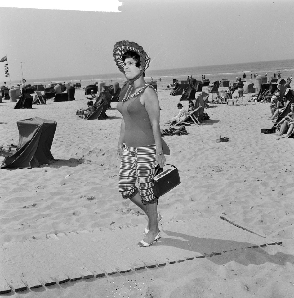 Strandmode 1964, een badpak uit het begin van 1900 (achterkant), Bestanddeelnr 916-5892