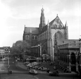 Straatbeelden, kerken, exterieur, auto, grote markt, Bestanddeelnr 254-3007