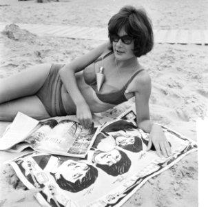 Strandmode 1964, nieuwste op gebied van zonnebrandolie, kokertje, Bestanddeelnr 916-4558