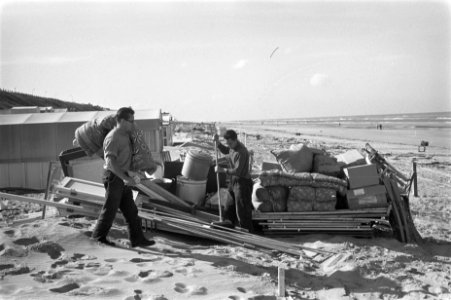 Strandseizoen 1962 ten einde, afbreken van de strandhuisjes te Zandvoort, Bestanddeelnr 914-3110
