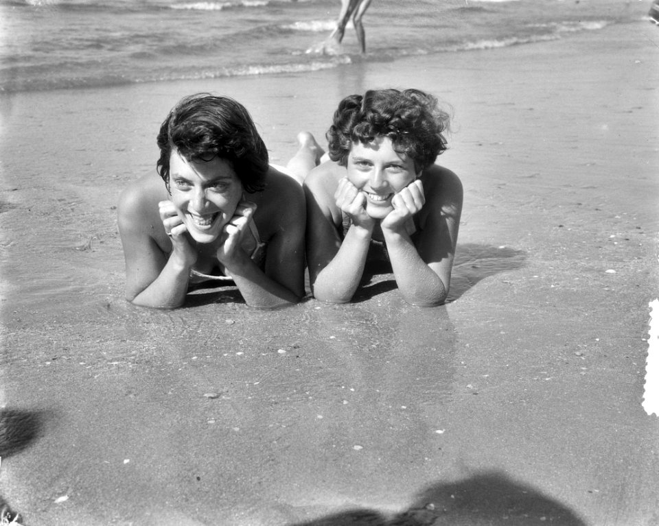 Strandplaatjes Scheveningen. 2 Schonen, Bestanddeelnr 905-2644