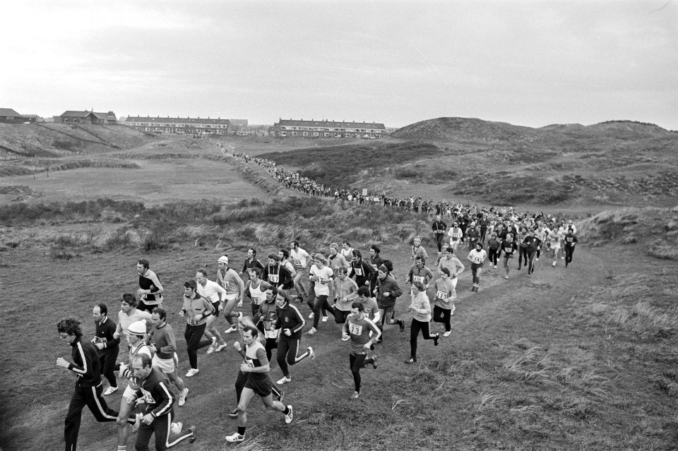 Strandmarathon in Egmond aan Zee overzicht in de duinen, Bestanddeelnr 928-3559
