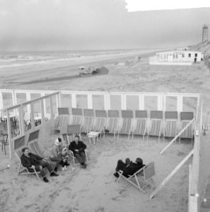 Strandstoelen gaan weer het strand op, mensen op terrasje, Bestanddeelnr 917-4758