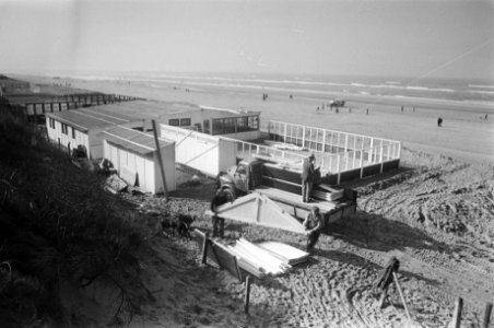 Strandtenten worden in gereedheid gebracht in Zandvoort, Bestanddeelnr 928-4423