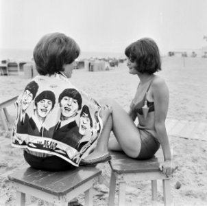 Strandmode 1964, badhanddoek met de koppen van de Beatles, Bestanddeelnr 916-4579