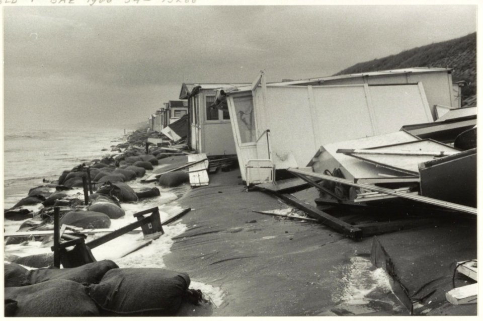 Strandhuisjes van kampeervereniging De Zeemeeuw tijdens storm en springtij. NL-HlmNHA 54015268 01