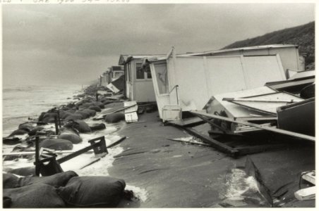 Strandhuisjes van kampeervereniging De Zeemeeuw tijdens storm en springtij. NL-HlmNHA 54015268 01