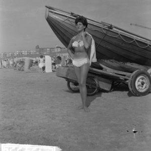 Strandmode 1963 in praktijk op het Zandvoortse strand, Bestanddeelnr 915-4530