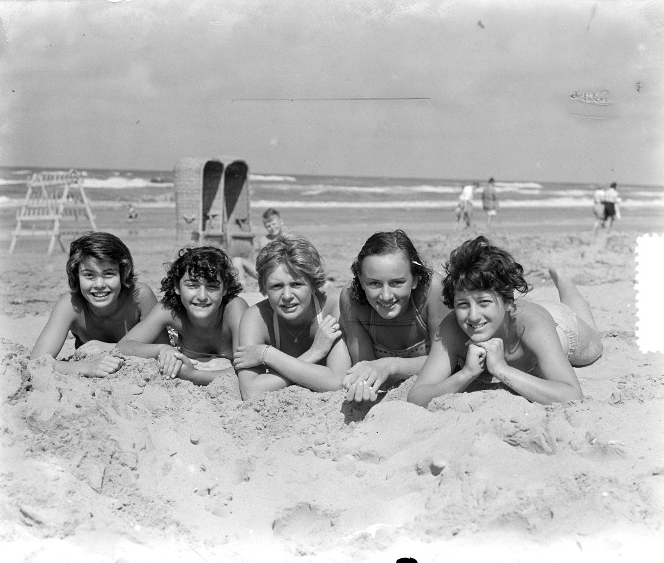 Strandplaatjes Zandvoort. Badschonen, Bestanddeelnr 905-2637