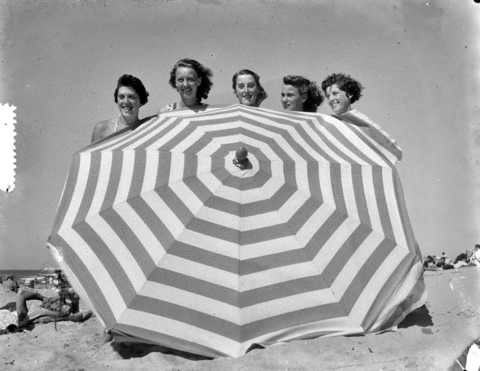 Strandplaatjes Scheveningen. Parasol en schonen, Bestanddeelnr 905-2639