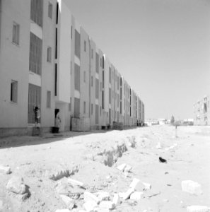 Straat met nieuwbouwwoningen - flats - in de stad Dimona, Bestanddeelnr 255-3557