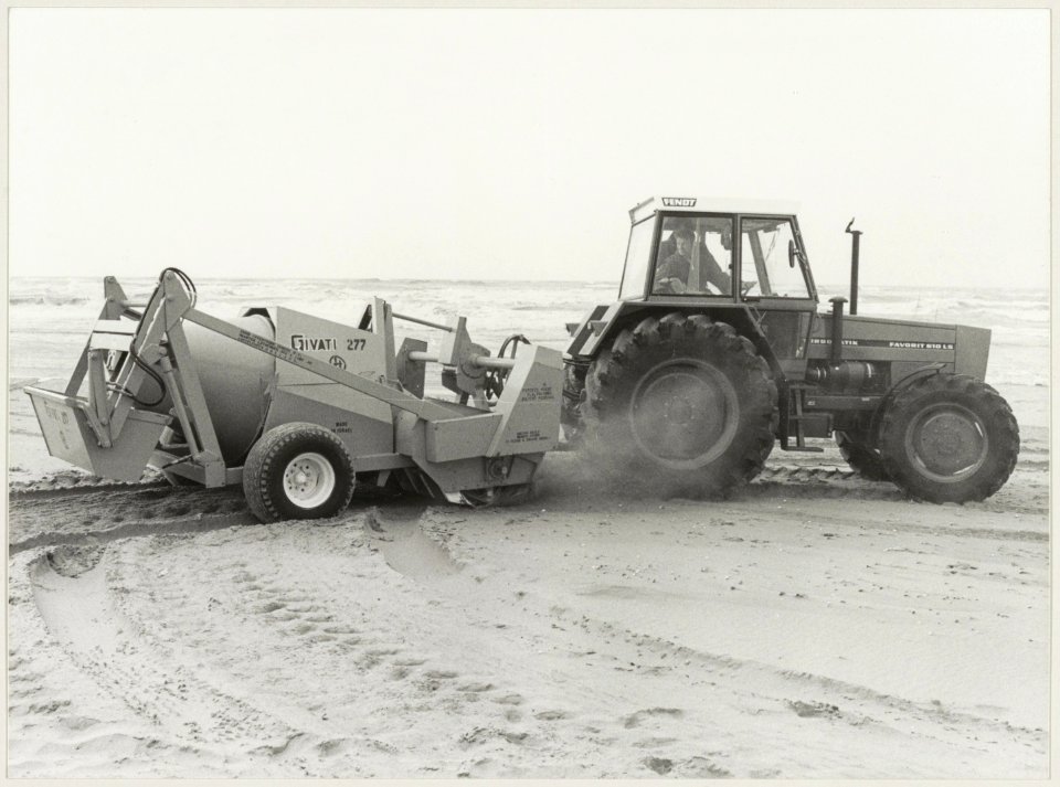 Strandreiniger op het Zandvoortse strand. NL-HlmNHA 54012341