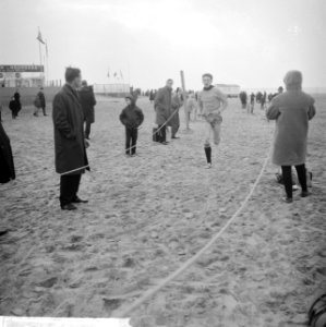 Strandloop IJmuiden Bloemendaal IJmuiden, een gedeelte va de strandlopers, Bestanddeelnr 917-4543